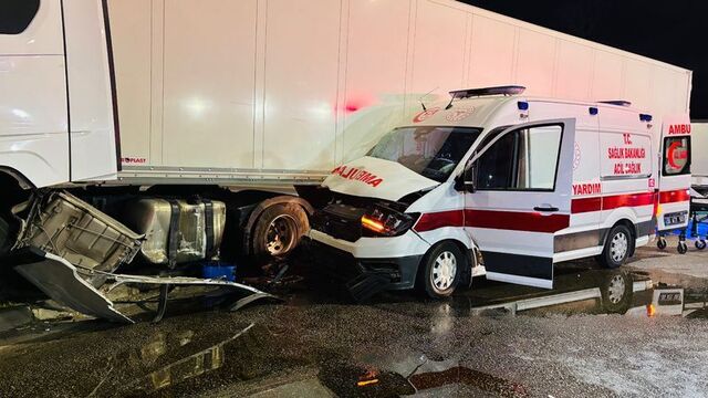 Ambulans, TIR ile çarpıştı: 6 yaralı