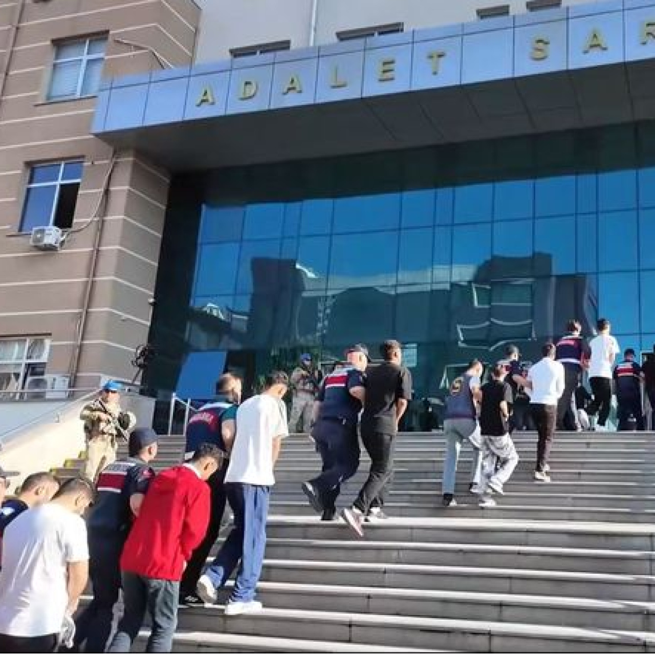 Suç örgütlerini öven 216 şüpheli yakalandı