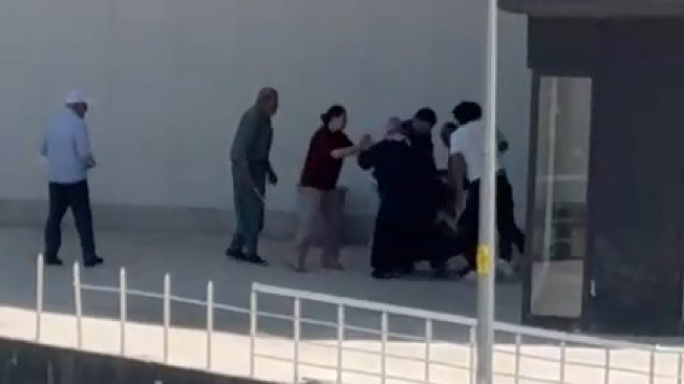 Kardeşler arasında taşlı sopalı kavga!