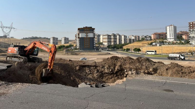 Batman'da yol çöktü