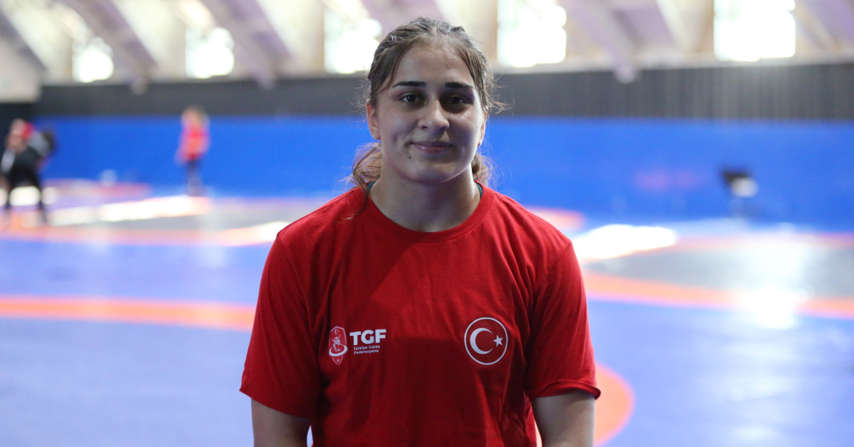 Genç güreşçi Özdenur dünya şampiyonu!