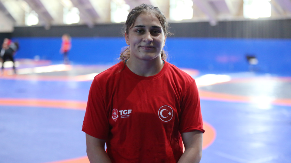 Genç güreşçi Özdenur dünya şampiyonu!