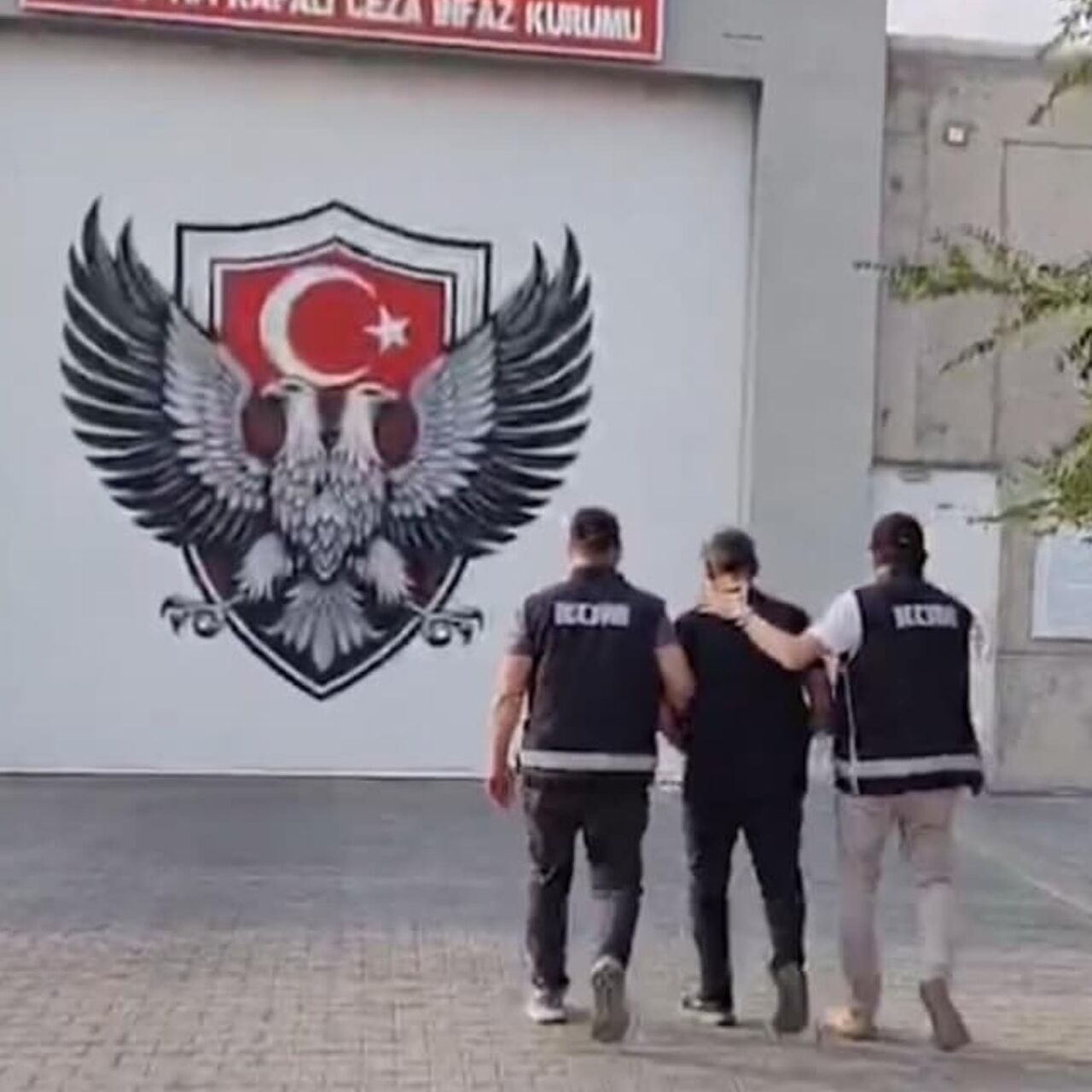 1,8 milyon dolandırdı, tutuklandı