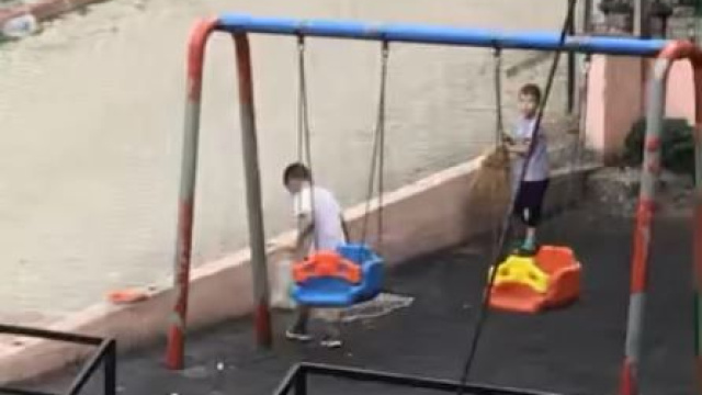 Çocuklar oyunu bırakıp temizlik yaptı