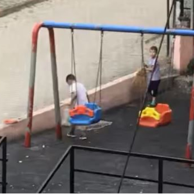 Çocuklar oyunu bırakıp temizlik yaptı