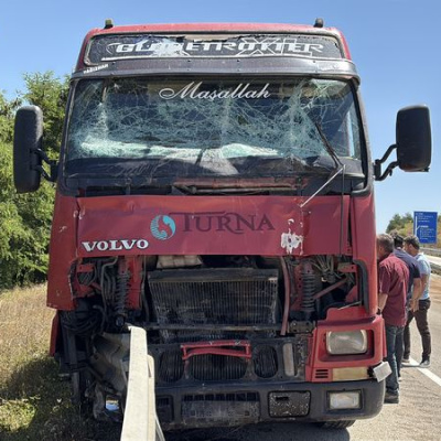 TIR ile traktör çarpıştı; köy muhtarı öldü