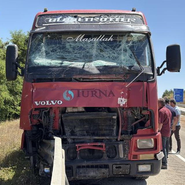 TIR ile traktör çarpıştı; köy muhtarı öldü