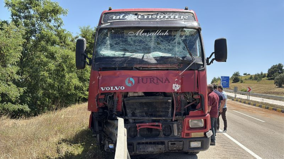 TIR ile traktör çarpıştı; köy muhtarı öldü