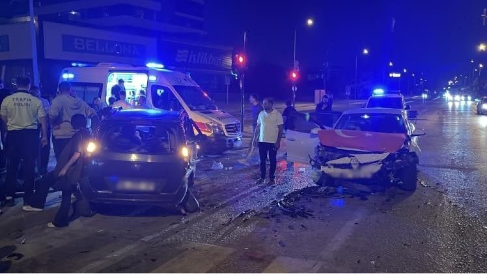 Bursa'da iki otomobil çarpıştı: 7 yaralı