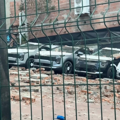 Sıfır araçların üzerine duvar çöktü!