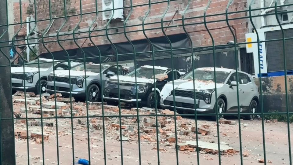 Sıfır araçların üzerine duvar çöktü!