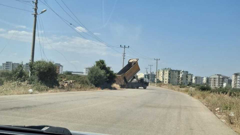 Kaçak moloz döktü, telleri kopardı, yangına neden oldu!