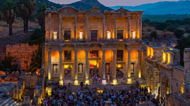 Efes'te gece müzeciliğine 213 bin ziyaretçi
