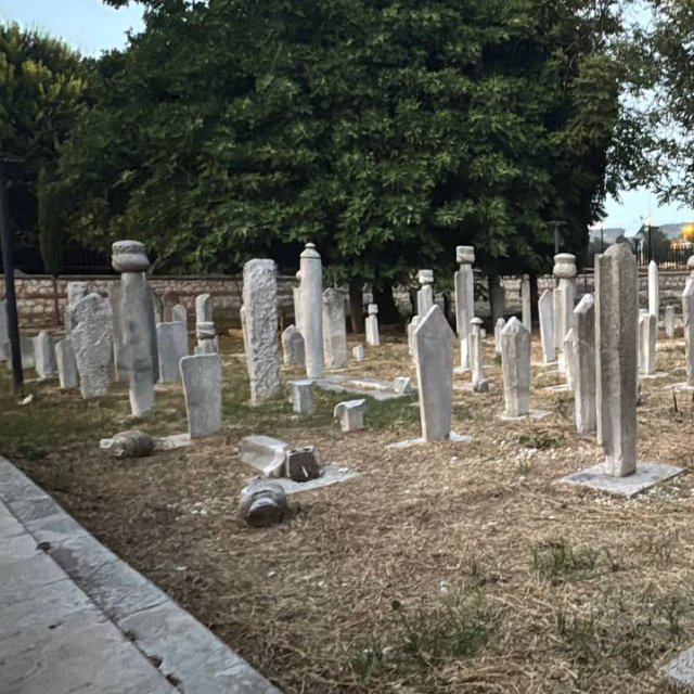 Tarihi hazirede mezar taşları tahrip edildi