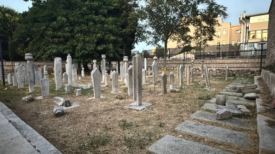 Tarihi hazirede mezar taşları tahrip edildi