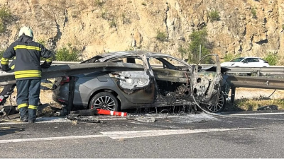 Otomobil alev aldı, 3 astsubay yaralandı