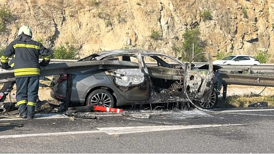 Otomobil alev aldı, 3 astsubay yaralandı