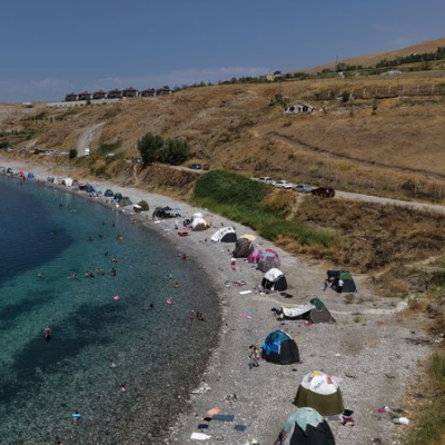 Van Gölü sahilleri doldu taştı