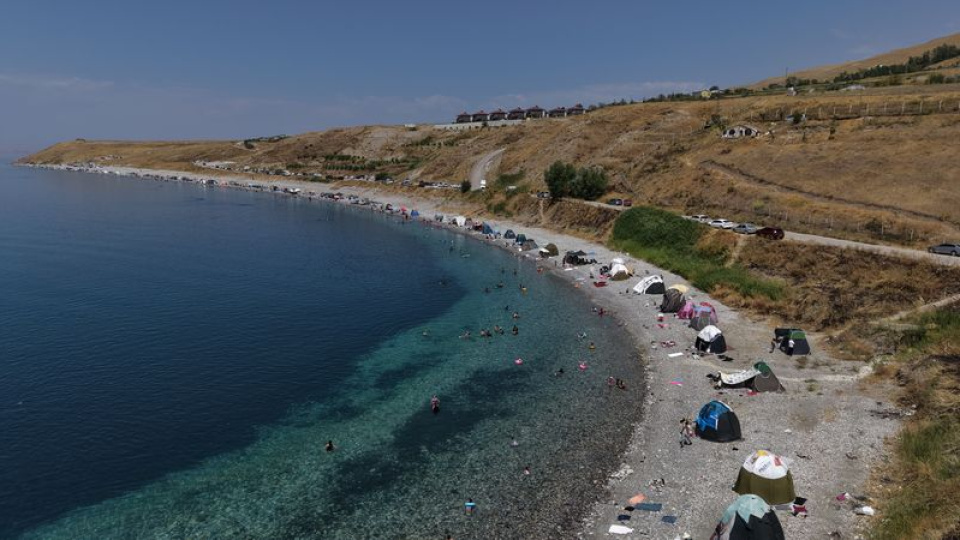 Van Gölü'nde sahil doldu taştı