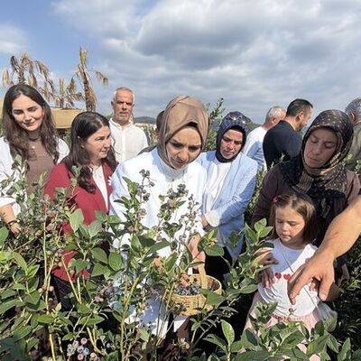Çocuklarla yaban mersini topladı