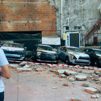 Sıfır araçların üzerine duvar düştü