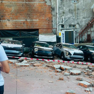 Sıfır araçların üzerine duvar düştü
