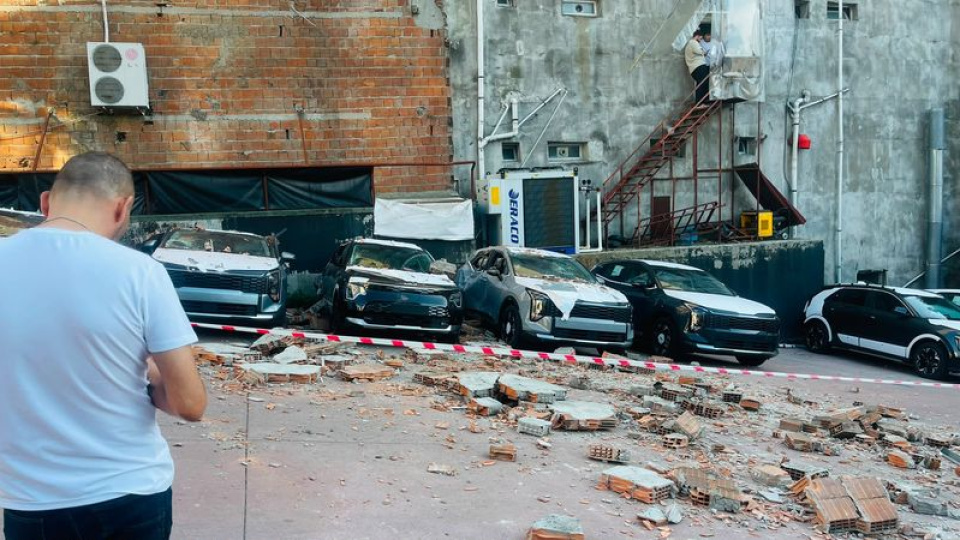 Sıfır araçların üzerine duvar düştü