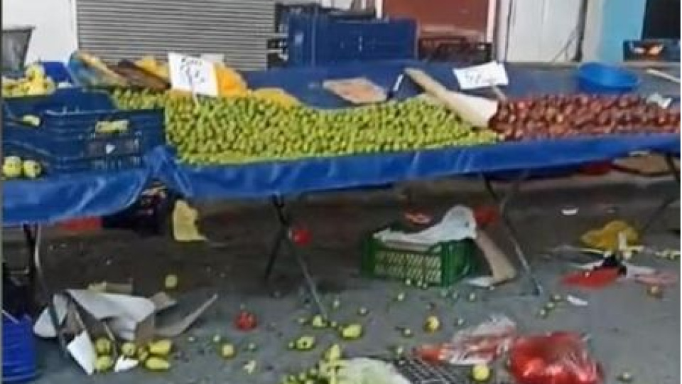 Armutları seçtirmedi! Kalasla kadının kafasını yardı