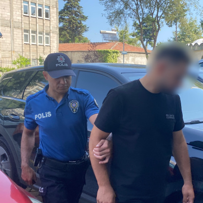 Araçtan sarktı, başını çarptı! Sürücüye gözaltı!