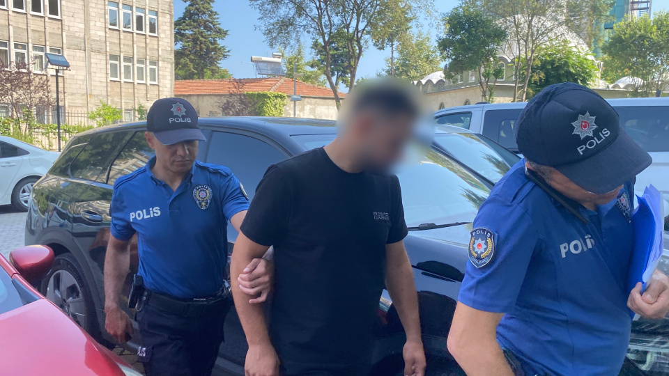 Araçtan sarktı, başını çarptı! Sürücüye gözaltı!