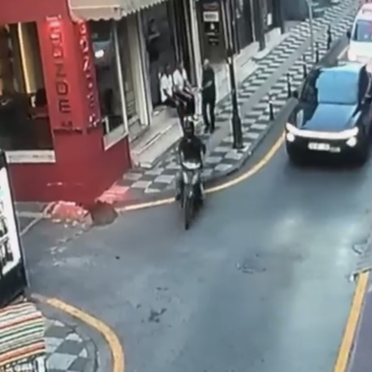 Polisten kaçarken motosikletiyle vali yardımcısına çarptı! haber görseli