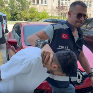 Kız arkadaşa kızgın kepçeyle işkence!