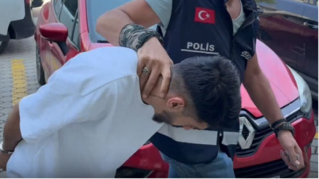 Kız arkadaşa kızgın kepçeyle işkence!