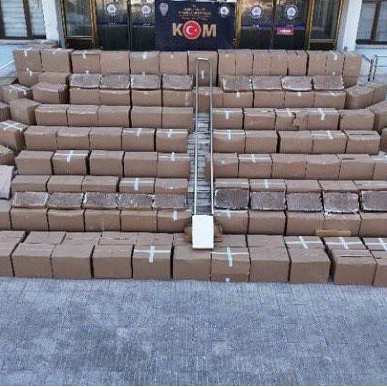 5 milyon doldurulmuş sigara ele geçirildi! haber görseli