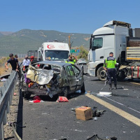 2 TIR ve 2 otomobil birbirine girdi! Anne ile oğlu gözyaşına boğdu!