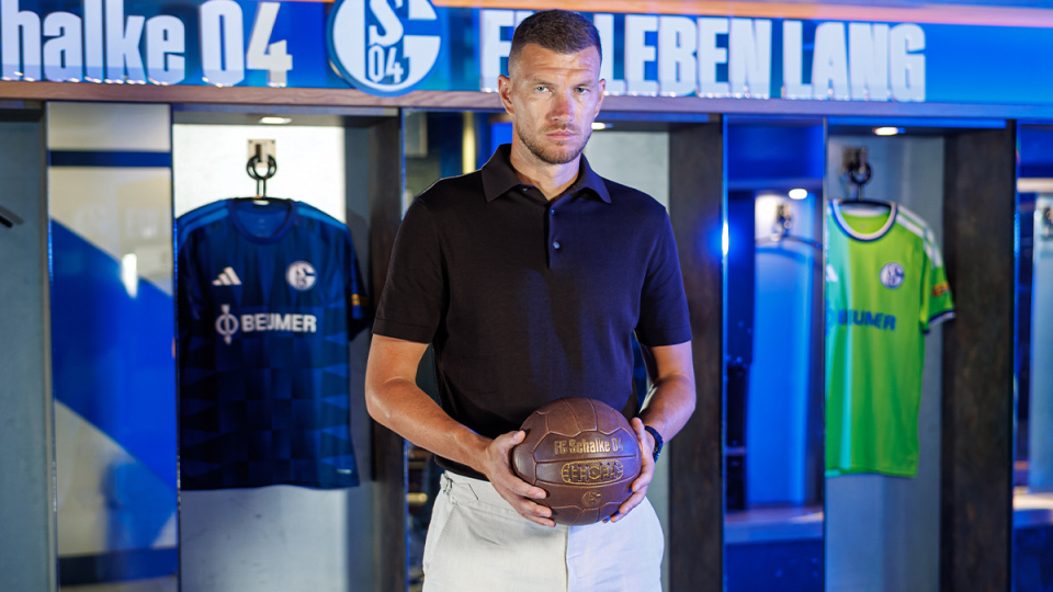 Edin Dzeko imzayı attı!