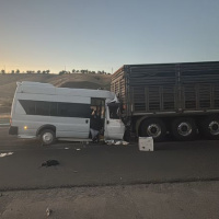 18 yaralı var! Minibüs tıra çarptı