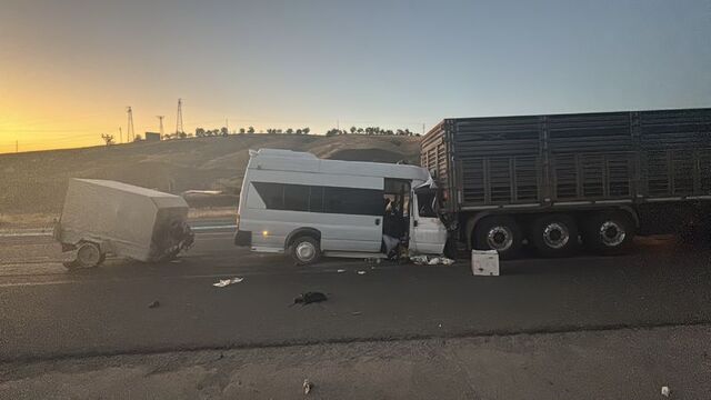 18 yaralı var! Minibüs tıra çarptı