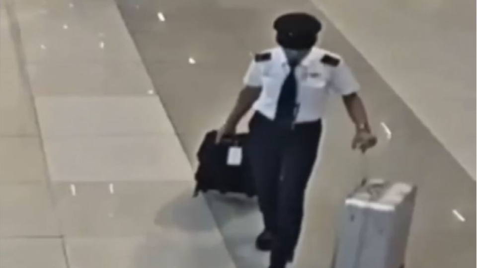Pilot, valizinde uyuşturucu ile yakalandı