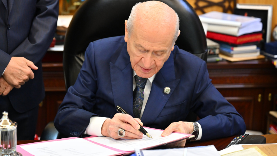 MHP lideri Bahçeli, çerçeve yasa teklifini imzaladı