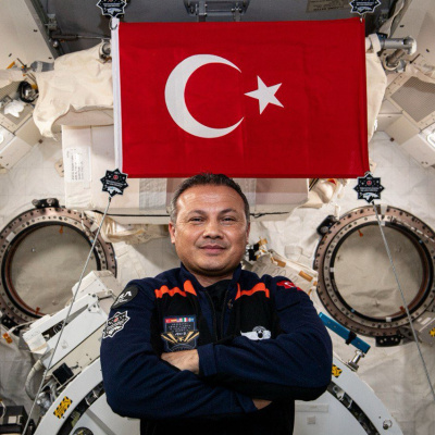 İlk astronot şimdi tuğgeneral