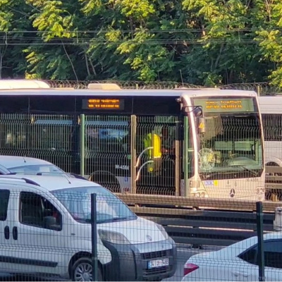 Metrobüsün çarptığı kadın ağır yaralandı