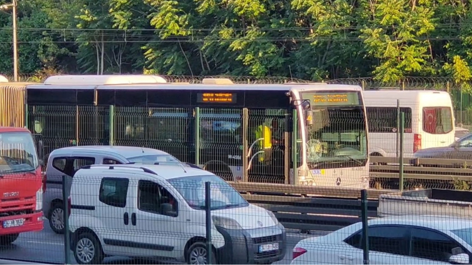 Metrobüsün çarptığı kadın ağır yaralandı
