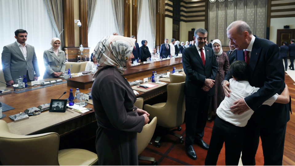 Cumhurbaşkanı Erdoğan acılı aileleri kabul etti