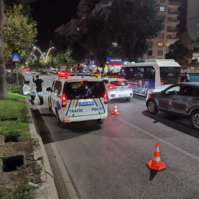 Yaya geçidinde iki araç çarptı!