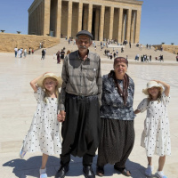 34 yıl sonra gelen mutluluk! İkiz kızlarıyla Anıtkabir’i ziyaret ettiler