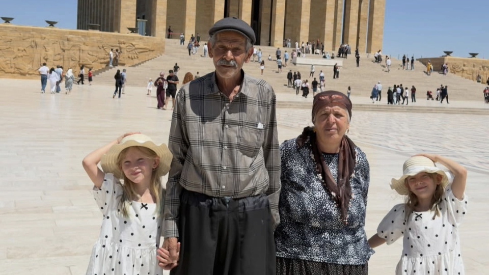 34 yıl sonra gelen mutluluk! İkiz kızlarıyla Anıtkabir'i ziyaret ettiler