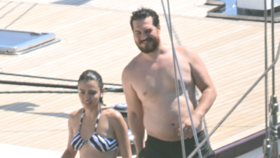 Çağatay Ulusoy sevgilisiyle tatilde