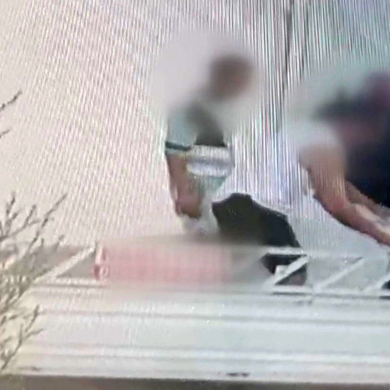 İhlalin fotoğrafı! Uzaklaştırma kararını dinlemeyip evdeki eşyaları götürdü! haber görseli