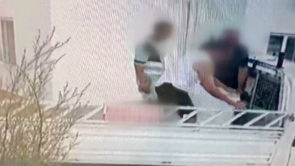 İhlalin fotoğrafı! Uzaklaştırma kararını dinlemeyip evdeki eşyaları götürdü!